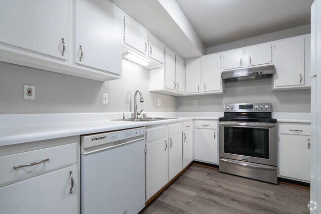 3 habitaciones, 1 baño - 950 pies cuadrados - Cocina - 816-818 Rubel Ave