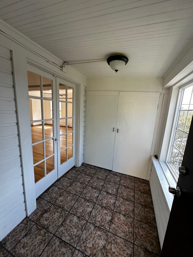 Entrada - Armario de almacenamiento y puertas dobles al área de la sala de estar - 1200 N Hoover St