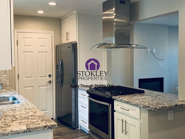 Foto del edificio - Stokley Properties Presents 2445 Maple Ave...
