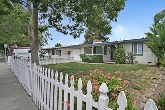 Building Photo - 10082 Endfield Way