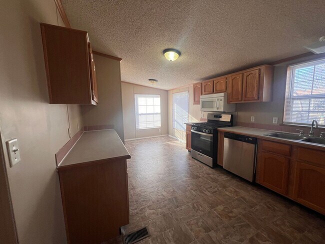 Foto del edificio - Spacious 5 Bedroom, 3 Bath Home with finished basement – Near Merdian and Pawnee – Available Now!