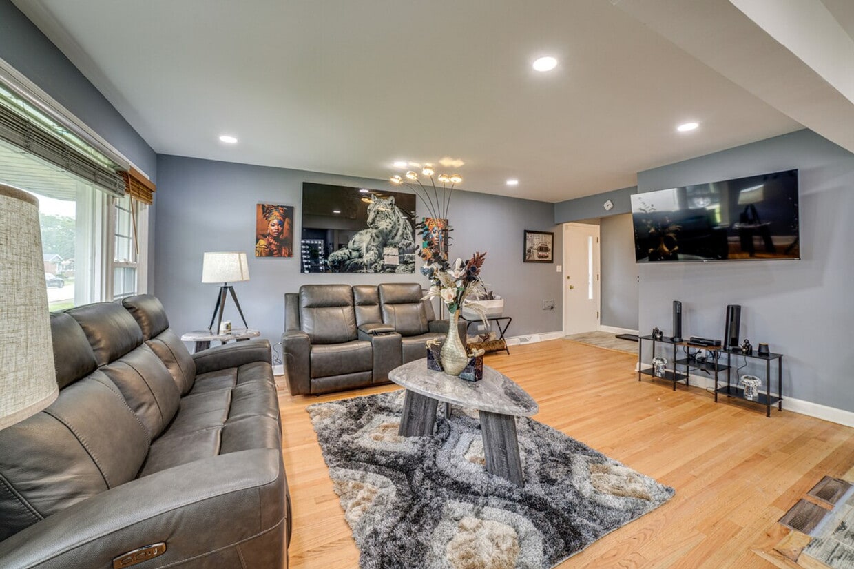 Foto principal - 737 E 157th Pl