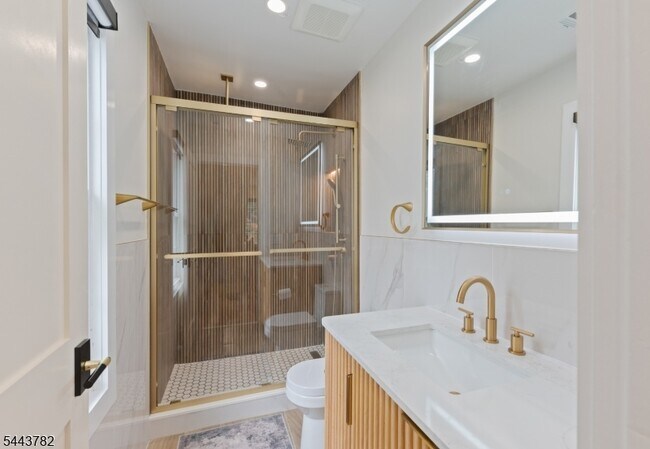 Foto del edificio - 382 River Rd