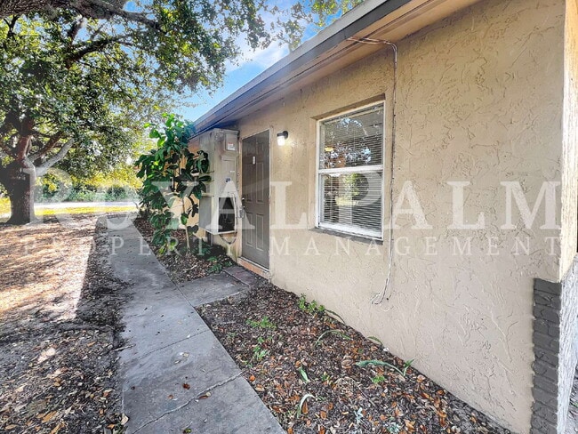 Building Photo - 1BR/1BA First Street Fort Myers - Freshly Renovated & Actually Affordable!