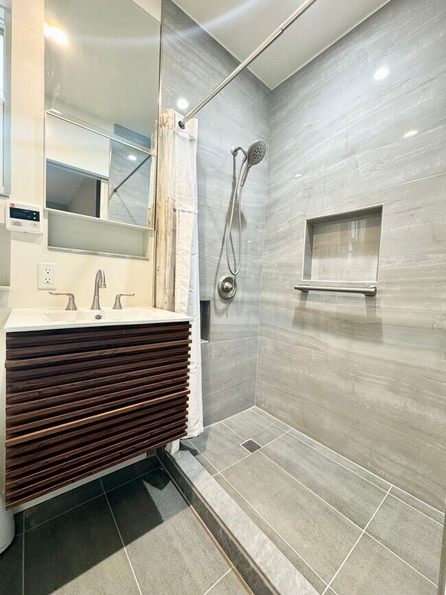 Foto del edificio - ***Updated 1 bed 1 bath ADU with washer/dryer***