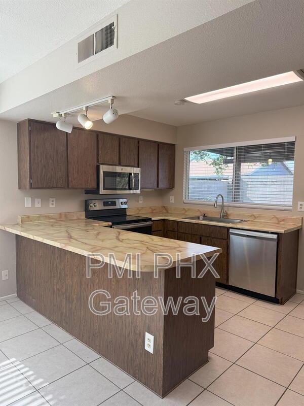 Building Photo - 1623 W Pampa Ave