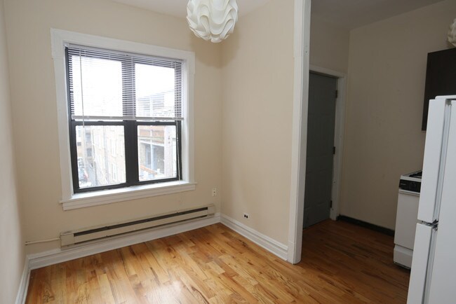 Building Photo - 3722 N Pine Grove Ave