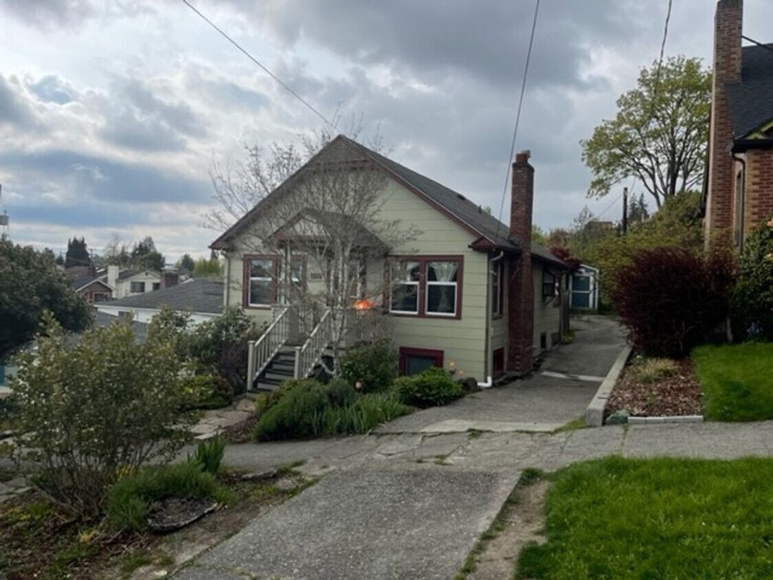 Primary Photo - Beautifully Remodeled Craftsman House on B...
