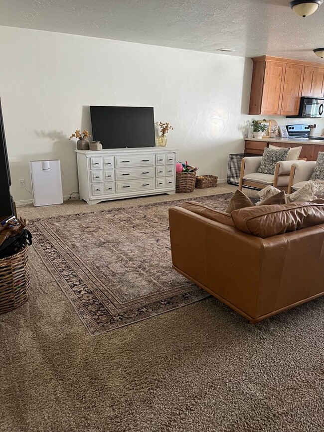 Building Photo - 3 Bed 2.5 Bath Townhome in Vernal!!