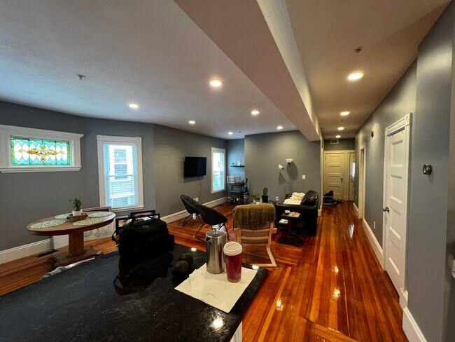 Foto del edificio - Sunny, Spacious, Fully Renovated Dorcheste...