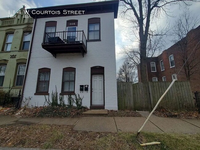 Building Photo - "Charming 1-Bedroom FIRST FLOOR Duplex in St. Louis City- Your Spacious 850 sq. ft. Retreat Await...