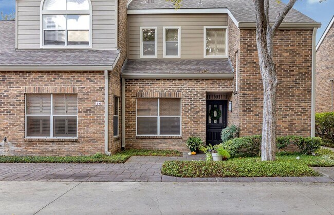 Foto del edificio - LUXURY 3-BEDROOM TOWNHOME IN ALAMO HEIGHTS