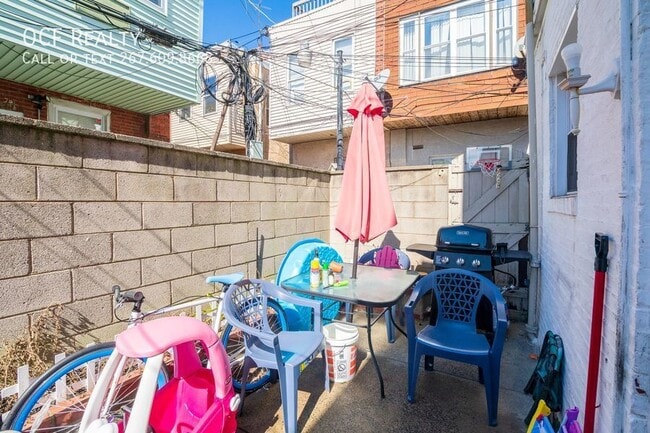 Building Photo - Charming Lower Moyamensing Home