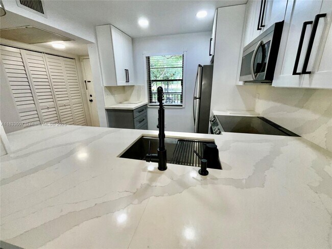 Foto del edificio - 10501 W Broward Blvd