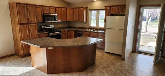 Building Photo - 705 Kramer Ln