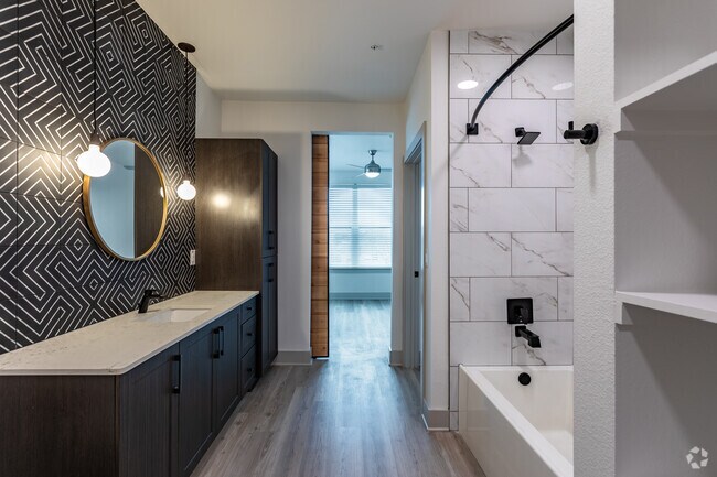 2BR, 2BA - 1100SF B1 - Baño secundario - Bishop North