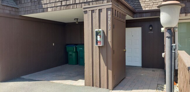 Building Photo - LARGE, LUXURIOUS TOWN HOME WITH A PRIVATE ...