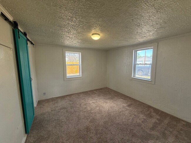 Foto del edificio - Attached one car garage! Pet Friendly!