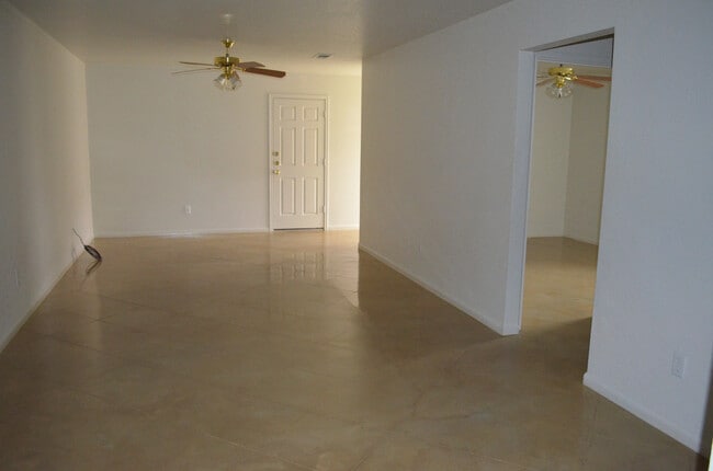 Building Photo - 930 Rosewood Dr
