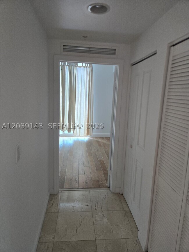 Foto del edificio - 7900 Harbor Island Dr