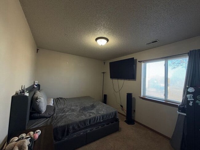 Building Photo - $950 | 2 Bedroom, 1 Bathroom Apartment | Pet Friendly* | Available for February 1st, 2026 Move In!*