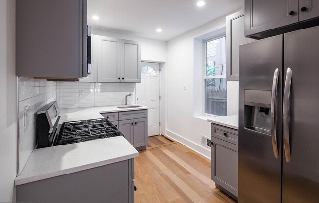 Building Photo - Unbelievable 3-Bed/2-Bath Townhouse in Gra...