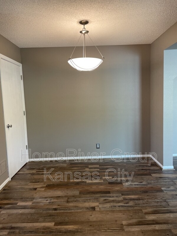 Foto del edificio - 9822 N Lewis Ave