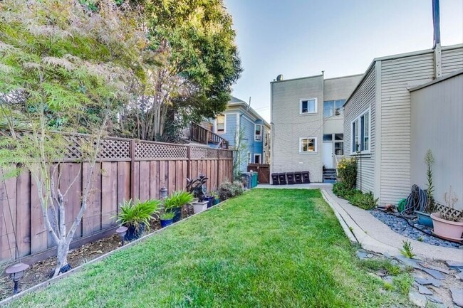 Building Photo - 22 Yosemite Ave