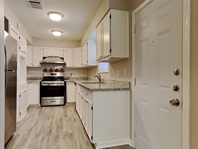 Building Photo - 10626 Sagewillow Ln