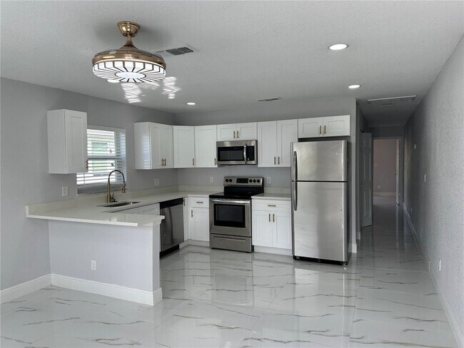 Building Photo - 7815 Lakeshore Dr