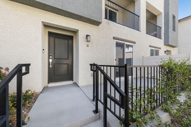 Building Photo - Experience Resort-Style Living - 3BR Townh...