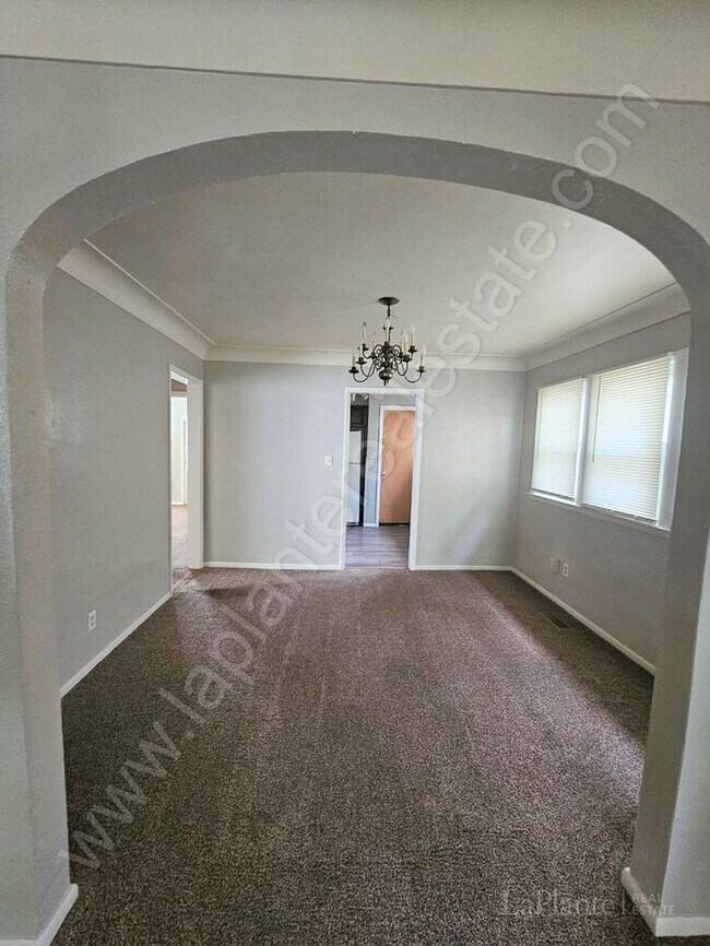 Building Photo - Lower East Toledo Apartment for Rent