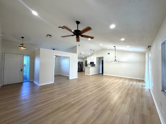 Foto del edificio - 9150 Palm Tree Dr