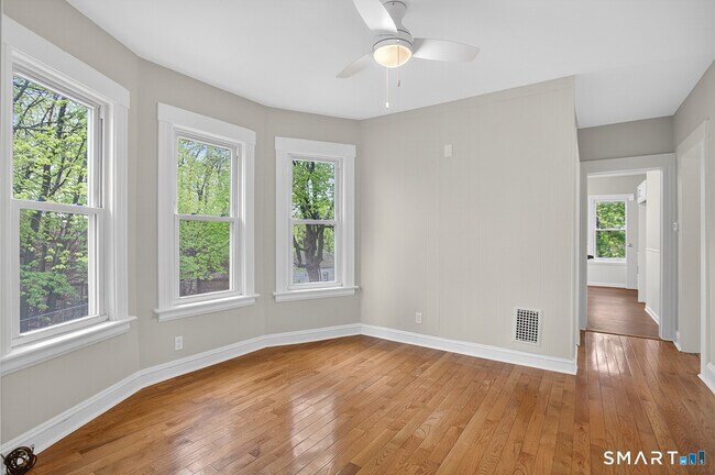 Foto del edificio - 95 Parrott Ave