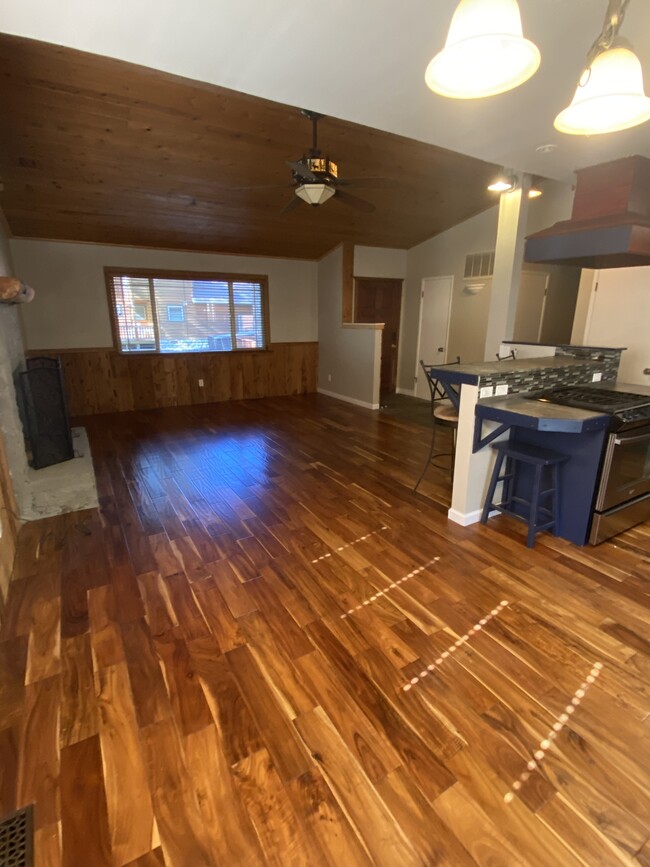 Foto del edificio - 1090 Oak Ave