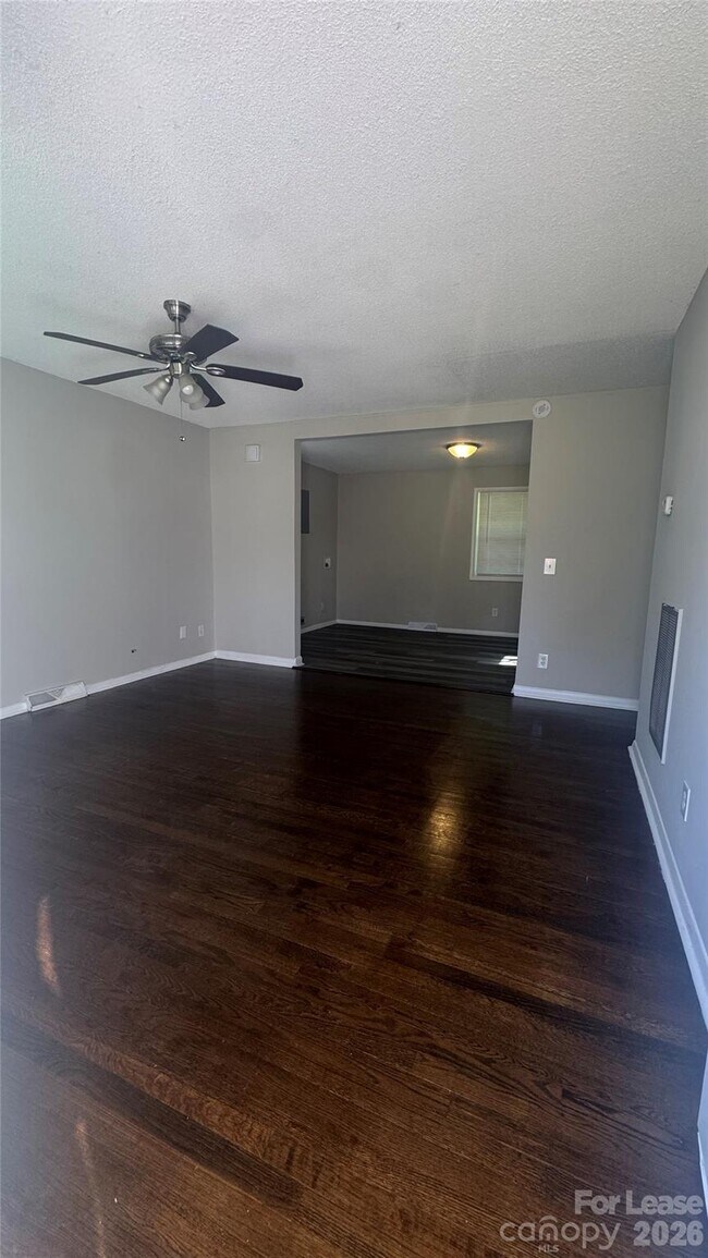 Foto del edificio - 2701 Abelwood Rd