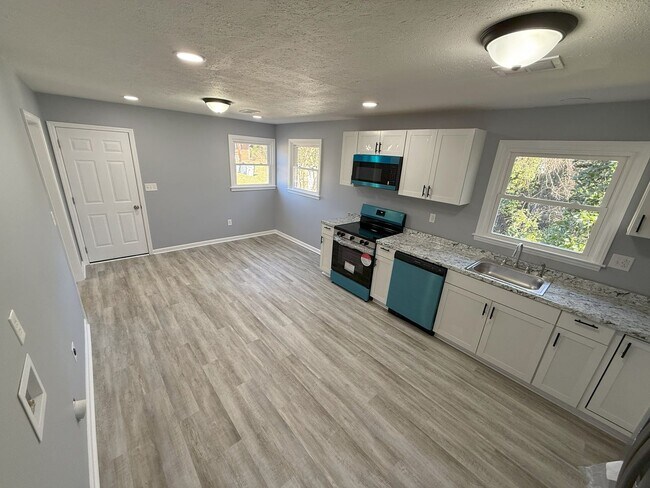 Foto del edificio - 3 Bedroom House, GREAT LOCATION *FIRST MONTH FREE*