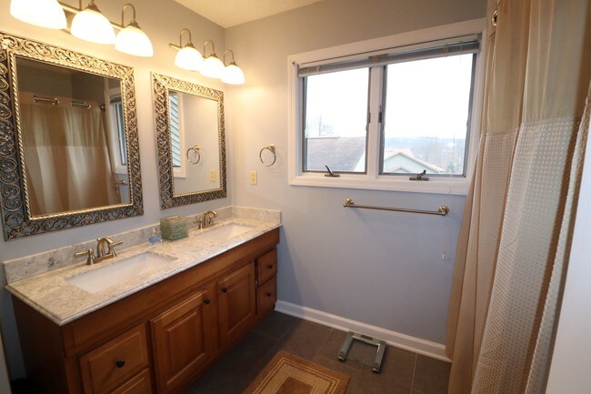 Building Photo - 2 br, 2.5 bath House - 1022 Greystone Circle