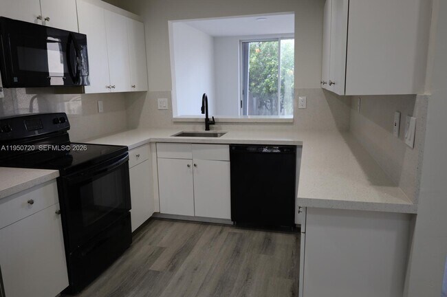 Foto del edificio - 5240 NW 102nd Ct