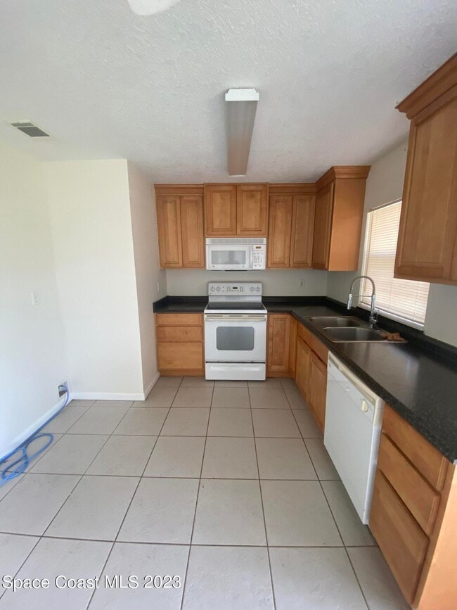 Building Photo - 1642 Pine Hill Dr