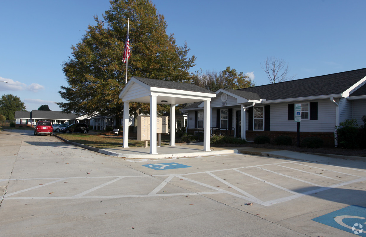 Building Photo - Four Oaks Village Apartments