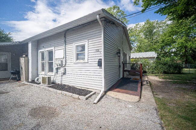 Building Photo - 498 1/2 S Curtis Ave