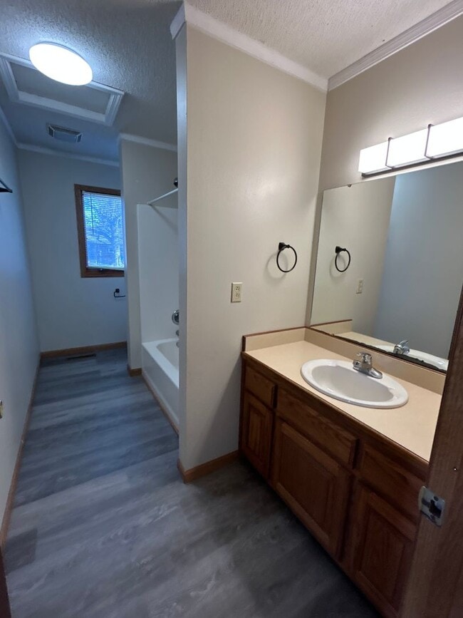 Building Photo - 406 E Adams St