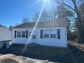 Building Photo - 13 E Laburnum Ave