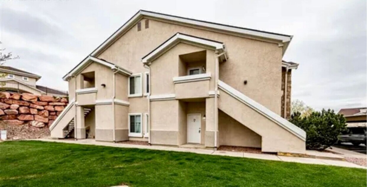 Primary Photo - Gated West Side 2 bedroom/2 bath condo