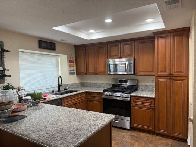 Foto del edificio - Beautiful 4 Bedroom, 3 Bathroom Home in Re...