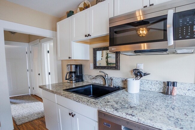 Building Photo - The Loft: Furnished Jacksonville Suite! Grand Deck with Views, King Bed $300 Utility Fee