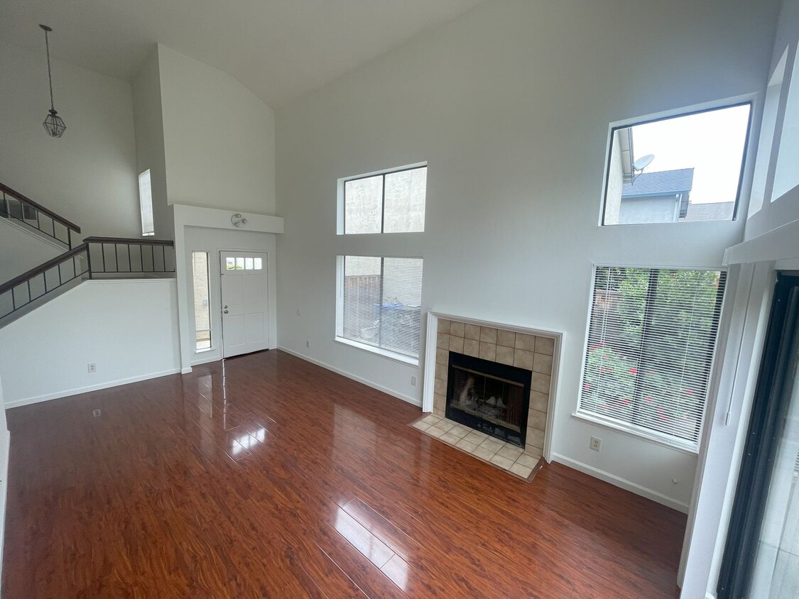 Foto principal - $3,490 - GORGEOUS THREE BEDROOM REMODELED ...