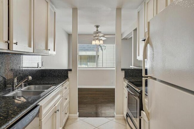 Foto del edificio - 3 bedroom in Santa Monica CA 90404