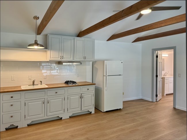 Building Photo - 1391 E Hillcrest Dr